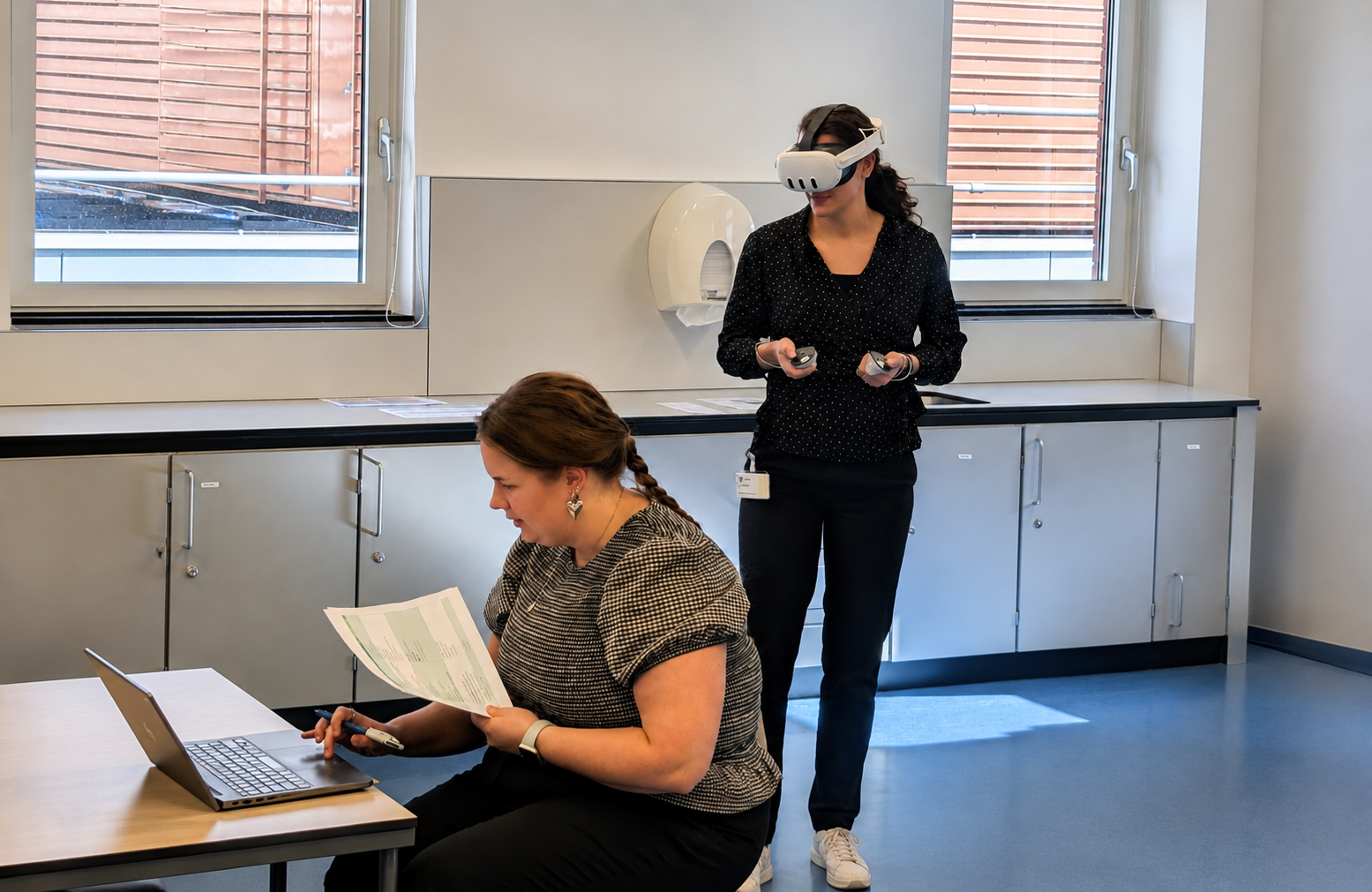 Zorgprofessional oefent met een VR-headset terwijl een begeleider met een scoreformulier meekijkt.
