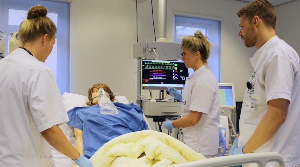 Studenten oefenen een acute situatie met een simulatiepop in het skillscenter.